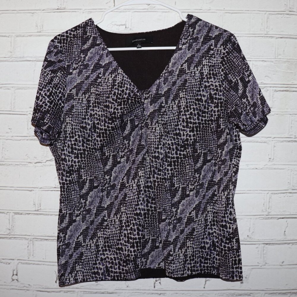 💜 Jones Wear V‑Neck Blouse · Size L · Purple & Black Snakeskin Print